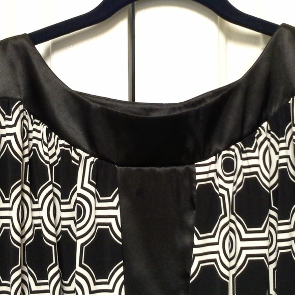 Black and White GEO Circles Top Size 2X - Picture 8 of 8